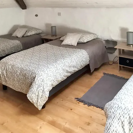 Maison Familiale Avec Piscine Partagee A Holiday home *